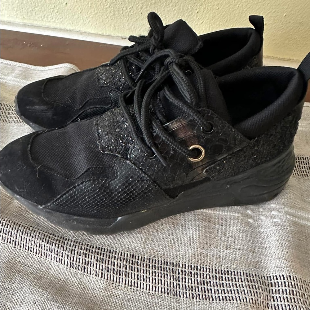 Women’s Steve Madden Black sparkle sneakers.